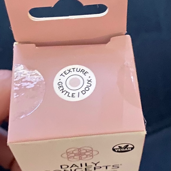 - Daily Concepts Daily Facial Dry Brush - Picture 4 of 4